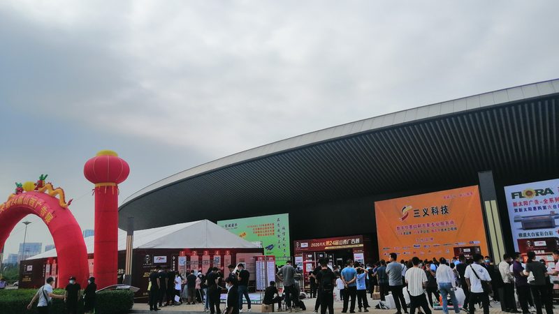 舞台搭建：特装展台与标准展位对比分析